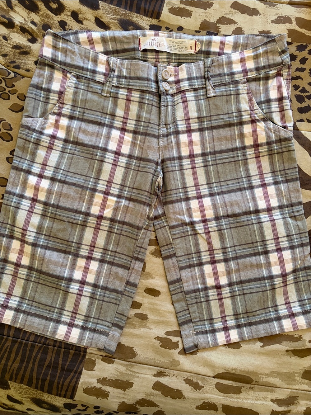 Worn once! ❤️ Women’s Mid-2000s Hollister Bermuda Shorts | Size 0